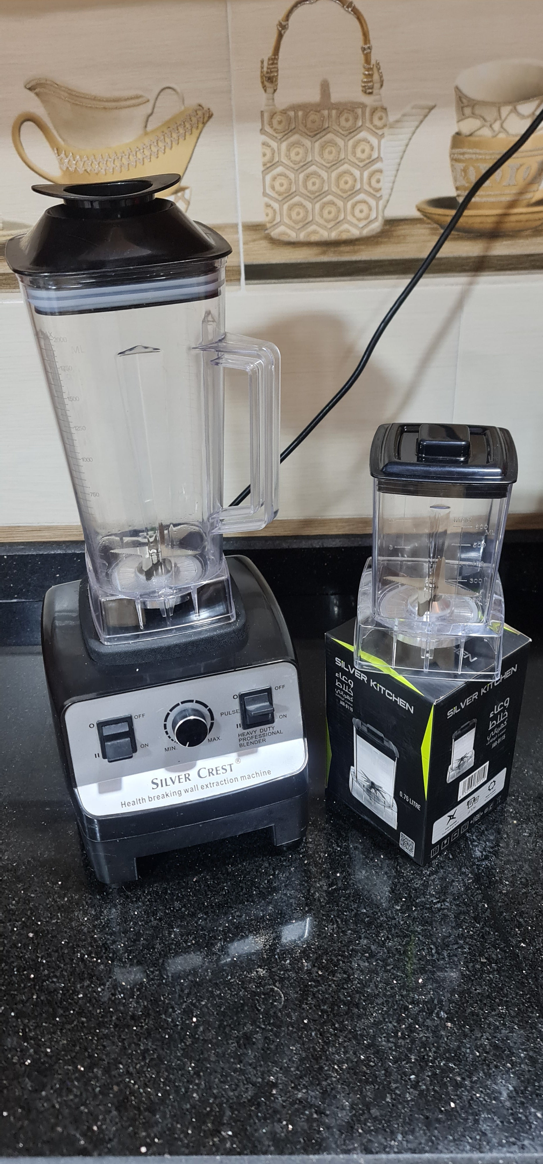 Blinder silver kitchen